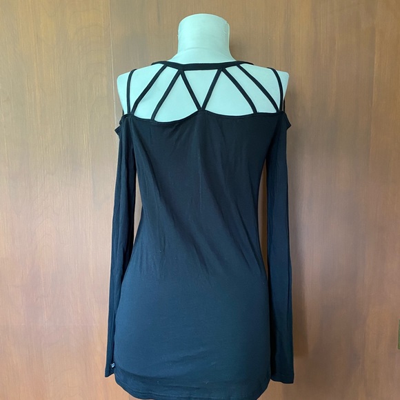 Fabletics black top with cross cross details - Picture 5 of 6